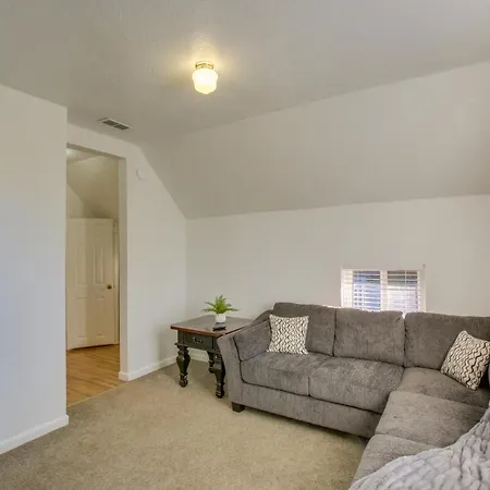 Convenient Logan Apartment - 1 Block To Town! Exterior photo