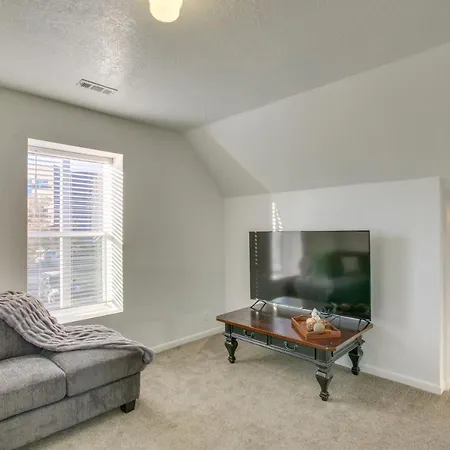 Convenient Logan Apartment - 1 Block To Town! Exterior photo